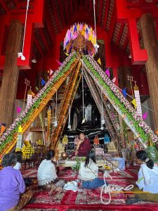 Wat Ban Den - Wat Bandensali Si Mueang Kaen - L'abate Riceve I Fedeli