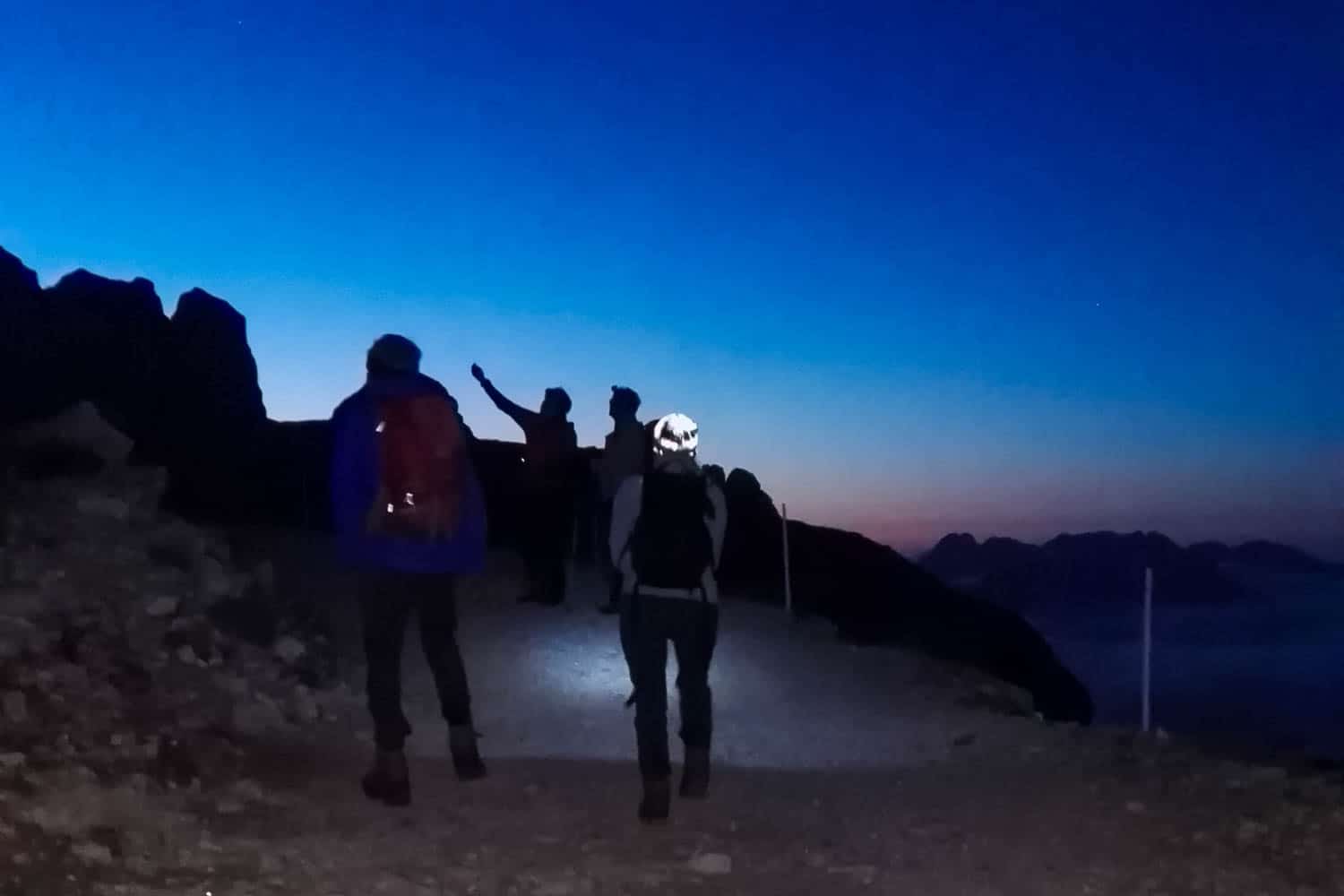 Sui sentieri alla sola luce della lampada frontale per andare a vedere l'Alba Blu Alle Tre Cime di Lavaredo