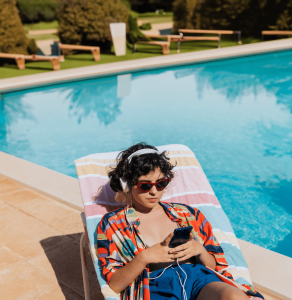 Viaggiare Con Un E-Sim Estero - Ragazza Che Telefona A Bordo Piscina