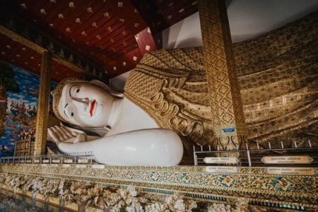 Buddha Sdraiato o Reclining Buddha al Wat Ban Den - Thailandia