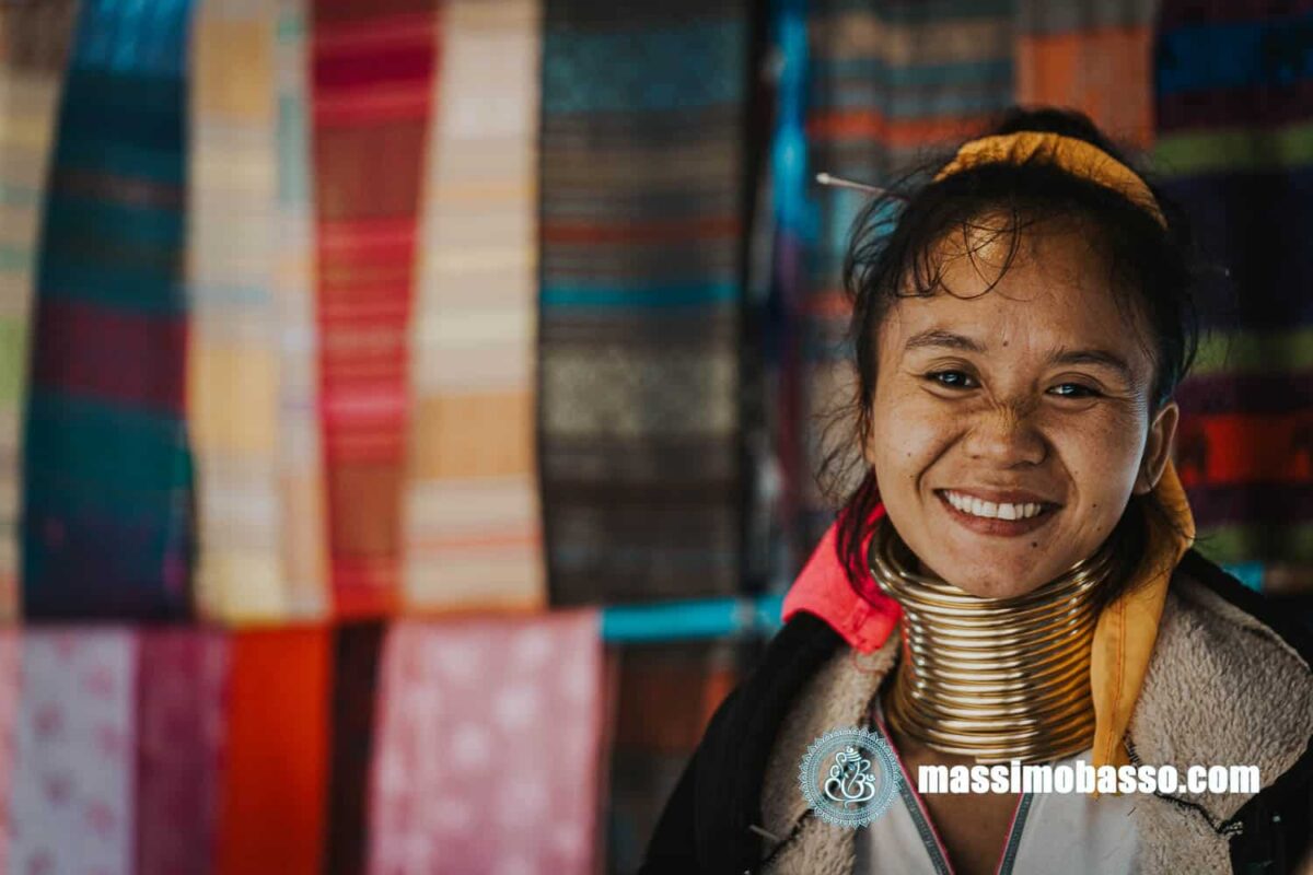 Donne Giraffa o Donne dal Collo Lungo Villaggi Kayan Red Karen