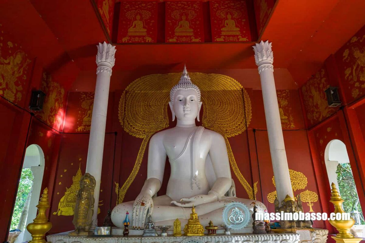 Grande statua del Buddha a Wat Pha Lat