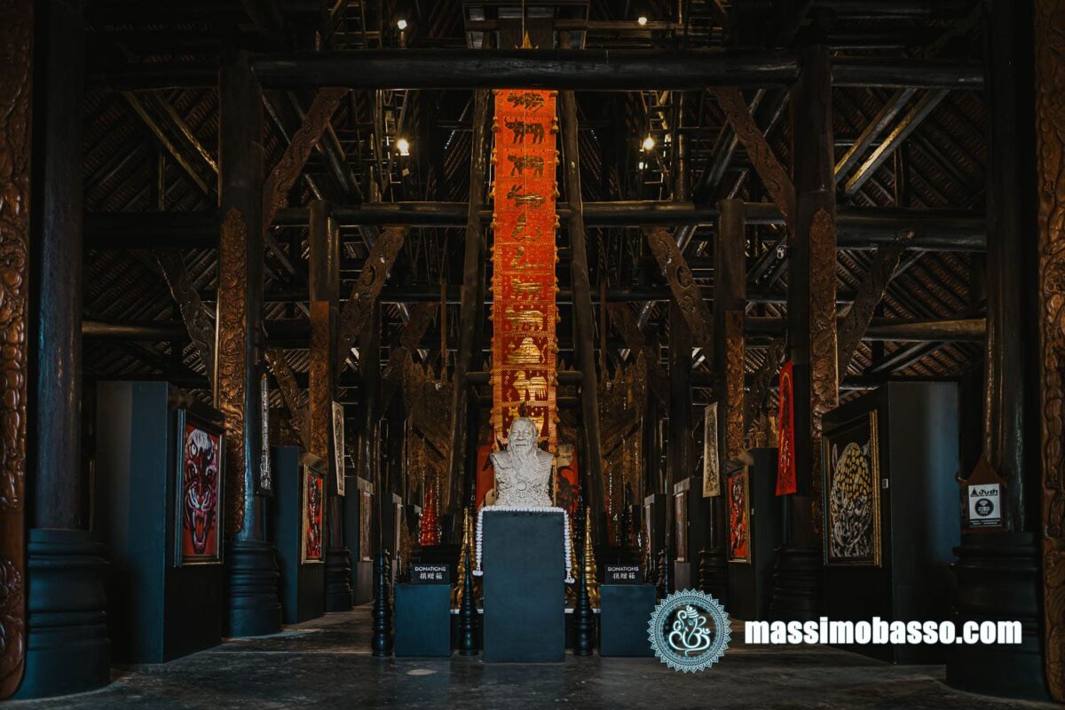 Ingresso nella sala dell'edificio principale della Casa Nera di Chiang Rai di Tawan Duchanee