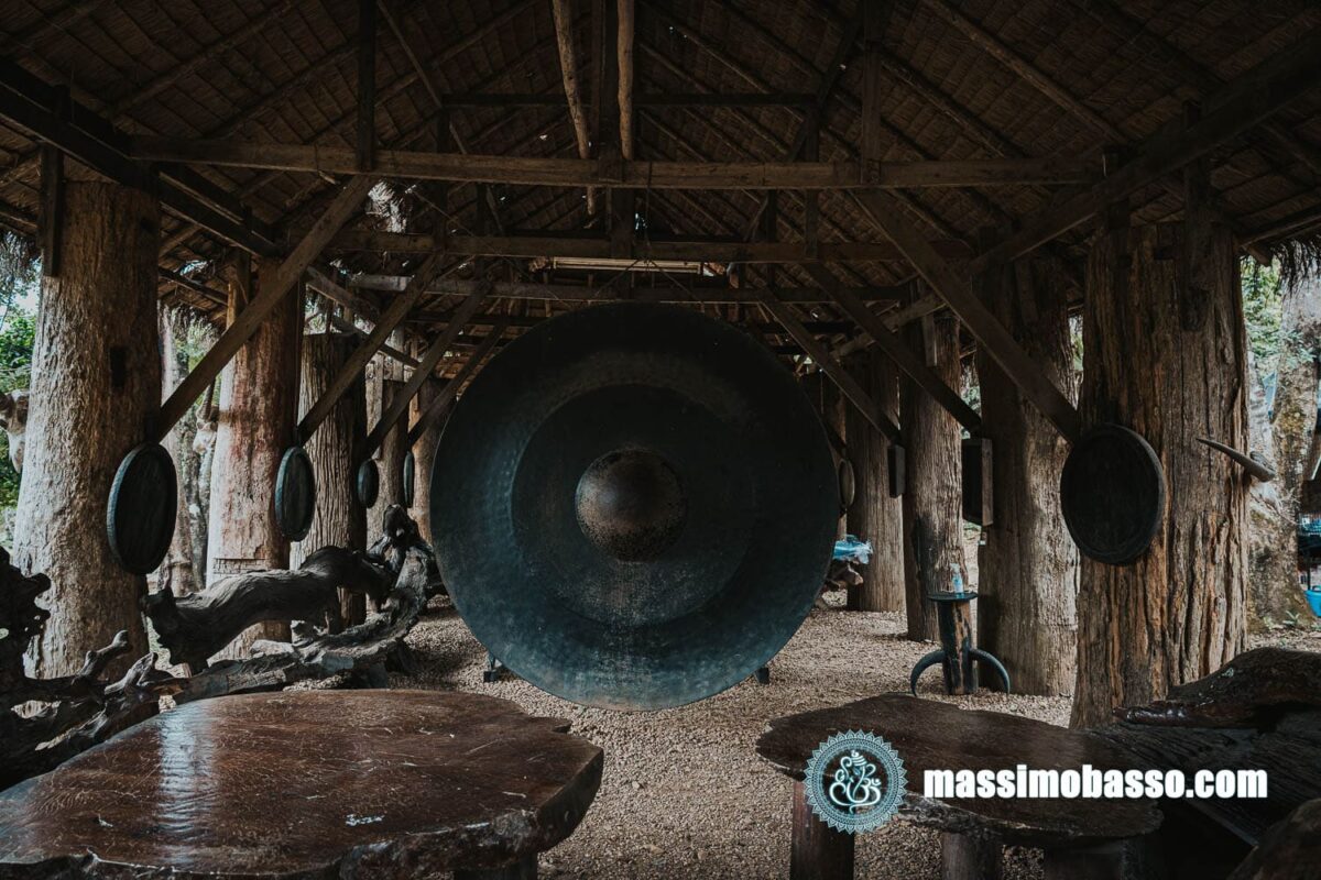Installazione di Gong al Baan Dam Museum di Chiang Rai di Tawan Duchanee