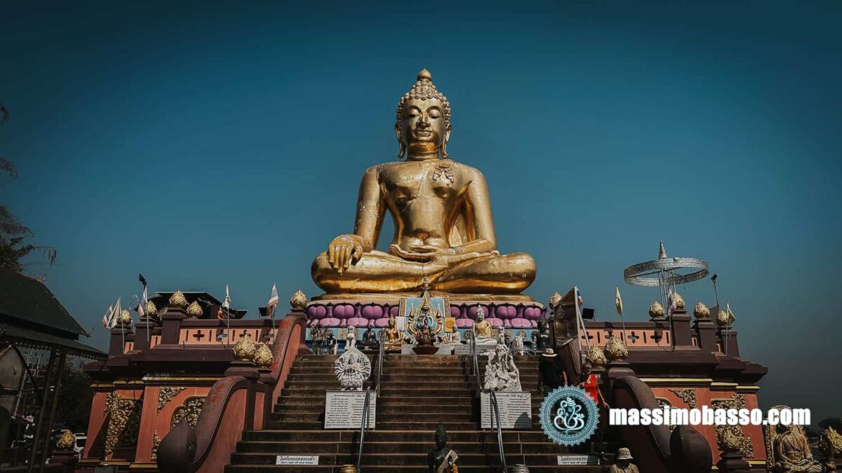 Phra Buddha Nawa Lan Tue, Statua Del Buddha D'oro A Sob Ruak