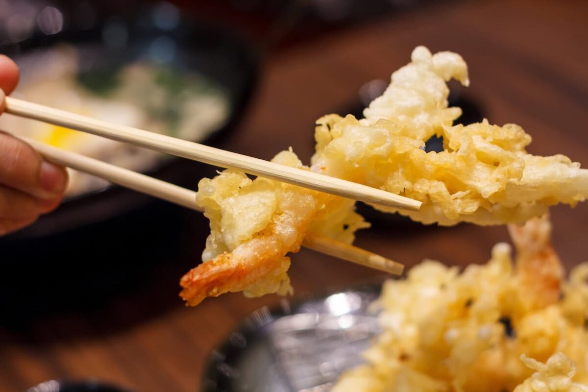 Illustrazione - Fotografia di un Piatto con Bacchette Cinesi per il Cibo - Bacchette Cinesi per mangiare