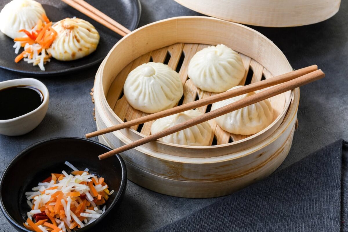 Illustrazione - Fotografia di un Piatto con Bacchette Cinesi per il Cibo - Bacchette Cinesi per mangiare