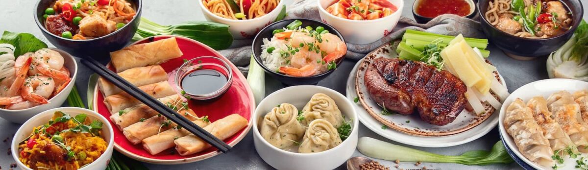 Bacchette cinesi per il cibo con pietanze cinesi