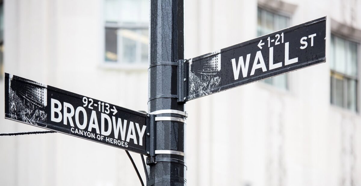Cosa fare a New York a Settembre - Vedere un musical a Broadway - Immagine del cartello di Broadway all'incrocio con Wall Street