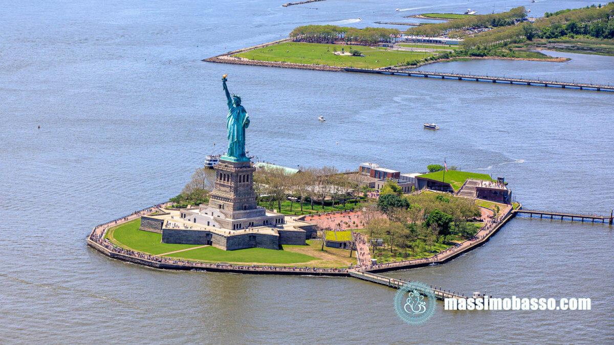 New York - Statua della Liberta vista dall'elicottero