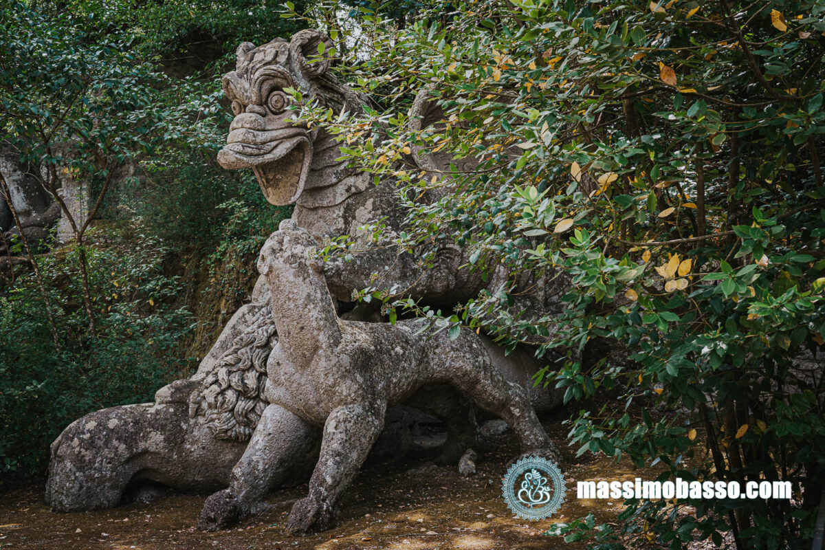 Più precisamente si tratta di una viverna, uno spaventoso mostro rettiliforme che lotta contro tre animali, oggi non più riconoscibili.