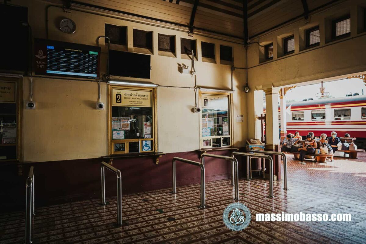 Viaggio In Treno Da Bangkok A Chiang Mai - Stazione Di Ayutthaya