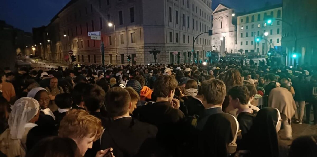 Folla alle 5 del mattino per i funerali di Papa Francesco