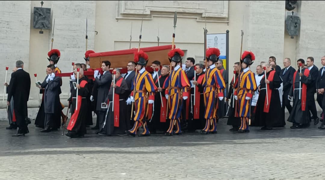 la bara di Papa Francesco viene trasferita