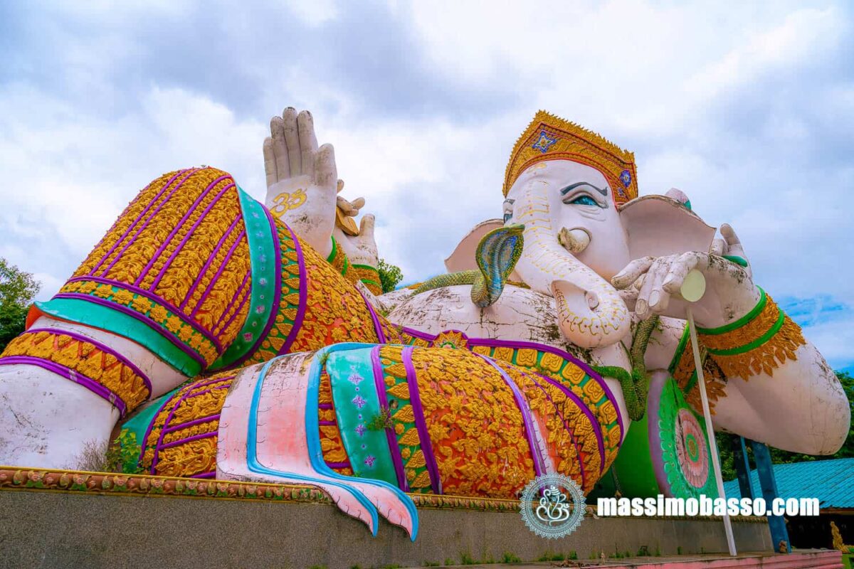 Thailandia, in un tempio dedicato a Ganesha, la divinità con la testa di elefante
