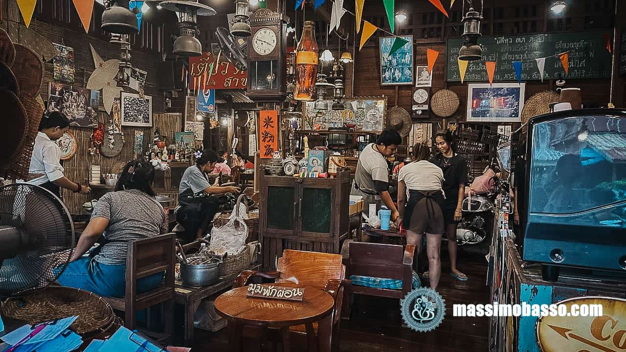 Un'altro locale tipico al Mercato Galeggiante di Amphawa