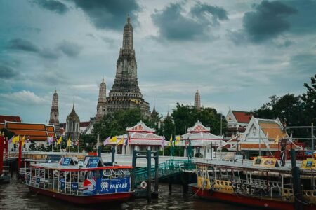Bangkok vista dal fiume - Navigazione sul fiume Chao Phraya - Wat Arun - Il Tempio dell Alba