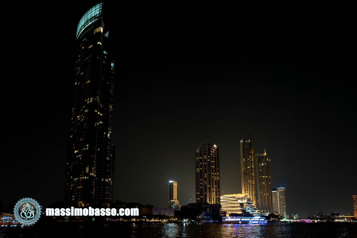 Navigare sul Chao Phraya a Bangkok - Una nave che offre Crociera con cena passa dinanzi agli alberghi di lusso sul fiume 