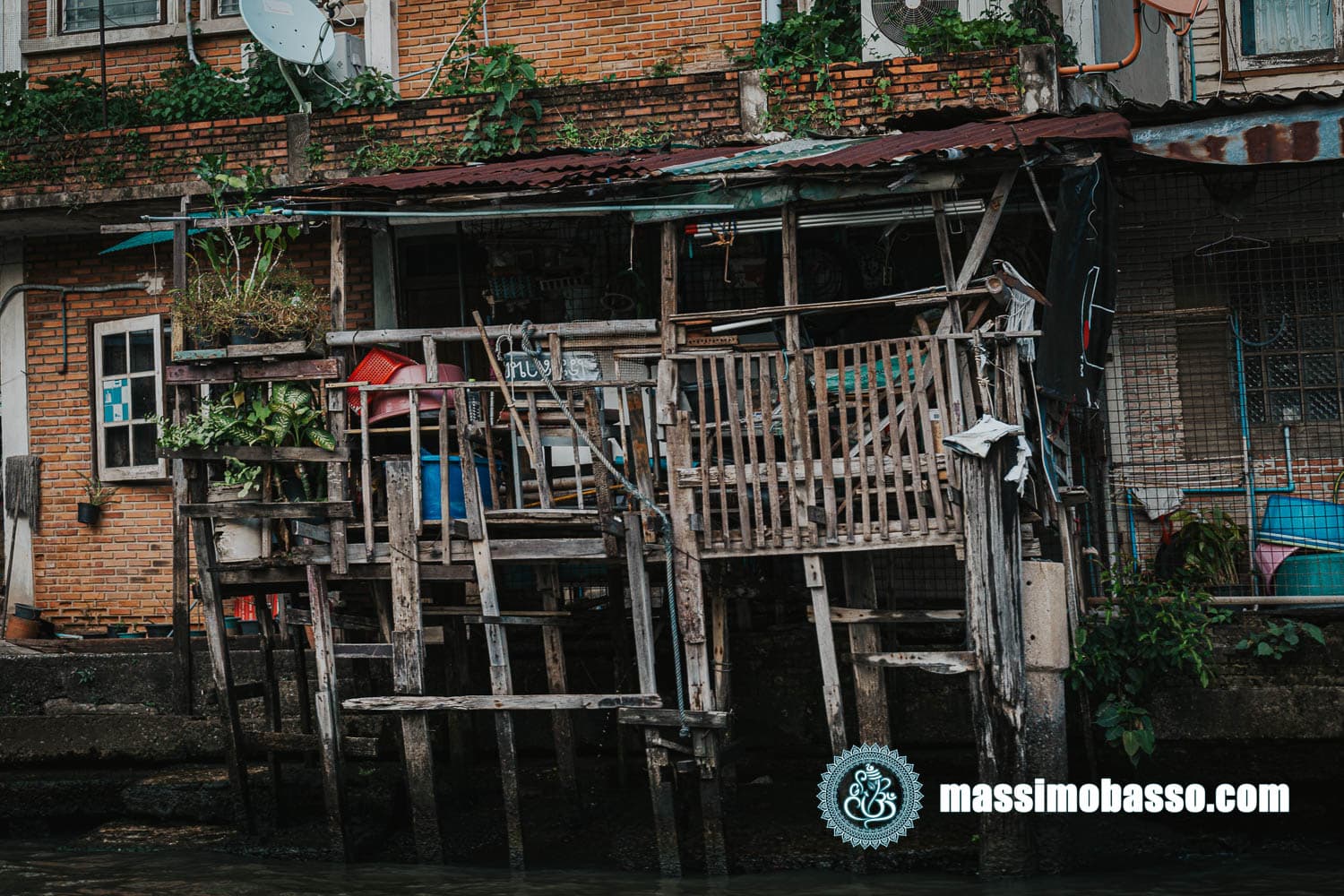 Navigare sul Chao Phraya a Bangkok - Tipica casa sui Khlong - i canali di Bagkok