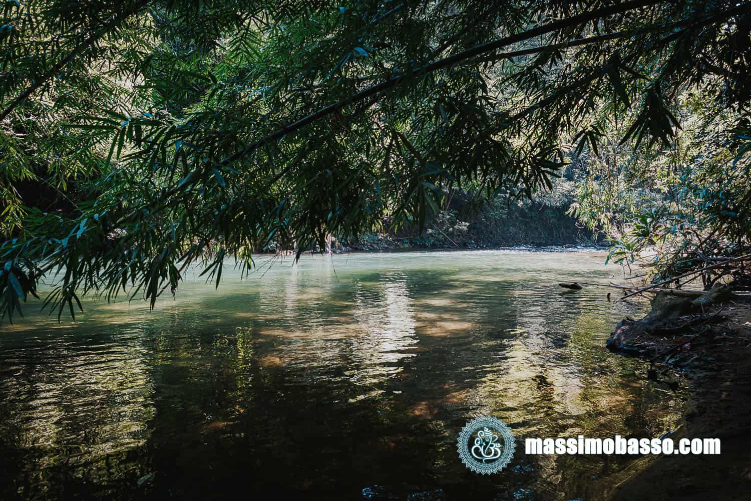 Trekking nella foresta lungo il fiume Sok