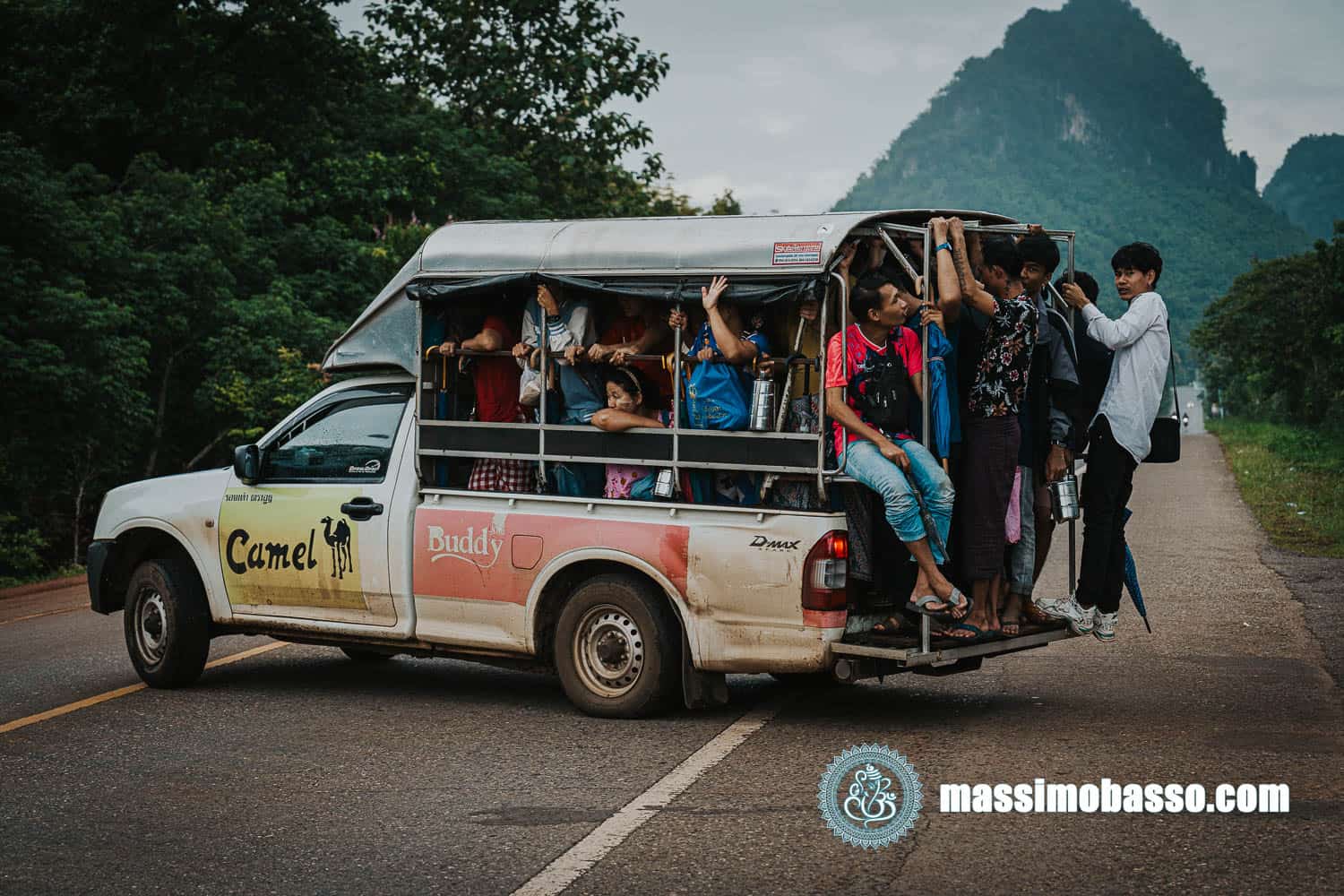 Songthaew spostarsi in Thailandia