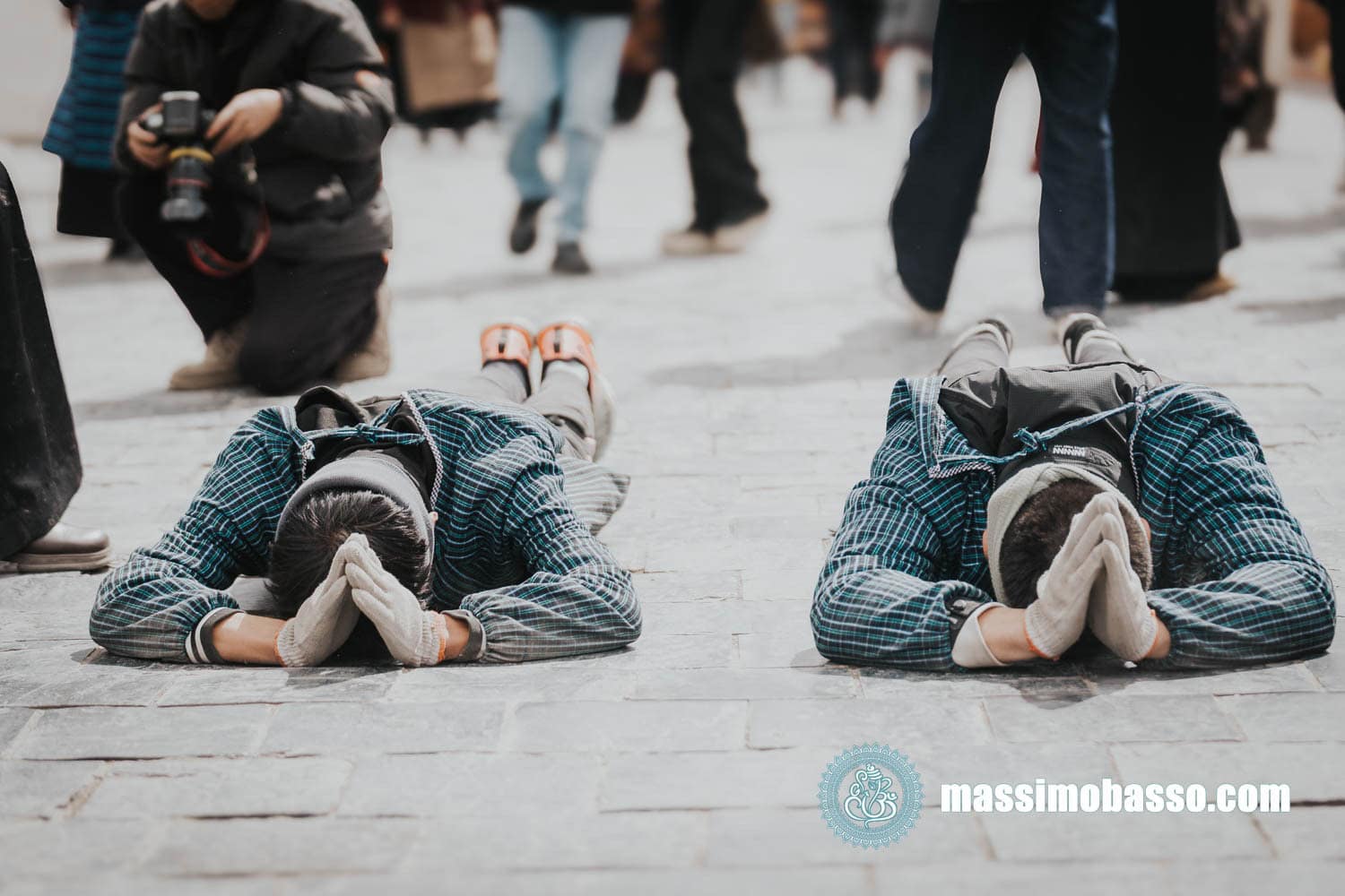 Unomini che si prostrano durante il pellegrinaggio - la Kora nel Barkhor a Lhasa - Tibet
