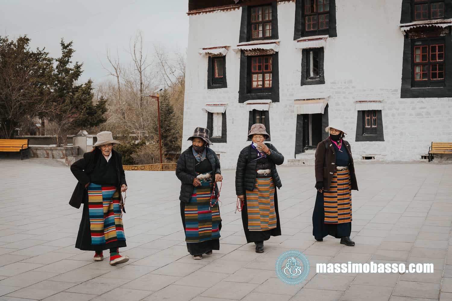 Donne che eseguono la Kora con in mano i mala - rosari buddisti - Tibet