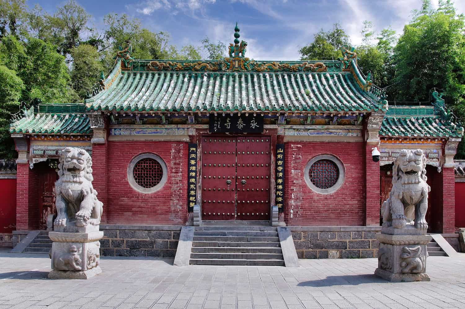 Il monastero Shaolin, noto anche come tempio Shaolin, è una famosa istituzione monastica che ha dato origine al buddismo Chan e al Kung Fu.