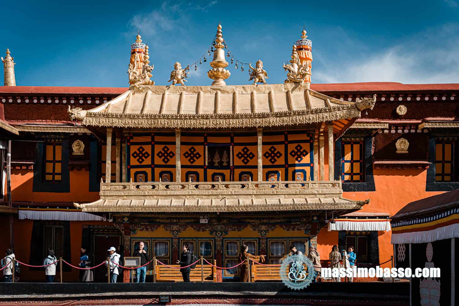 Cortile interno del monastero Jokhang a Lhasa
