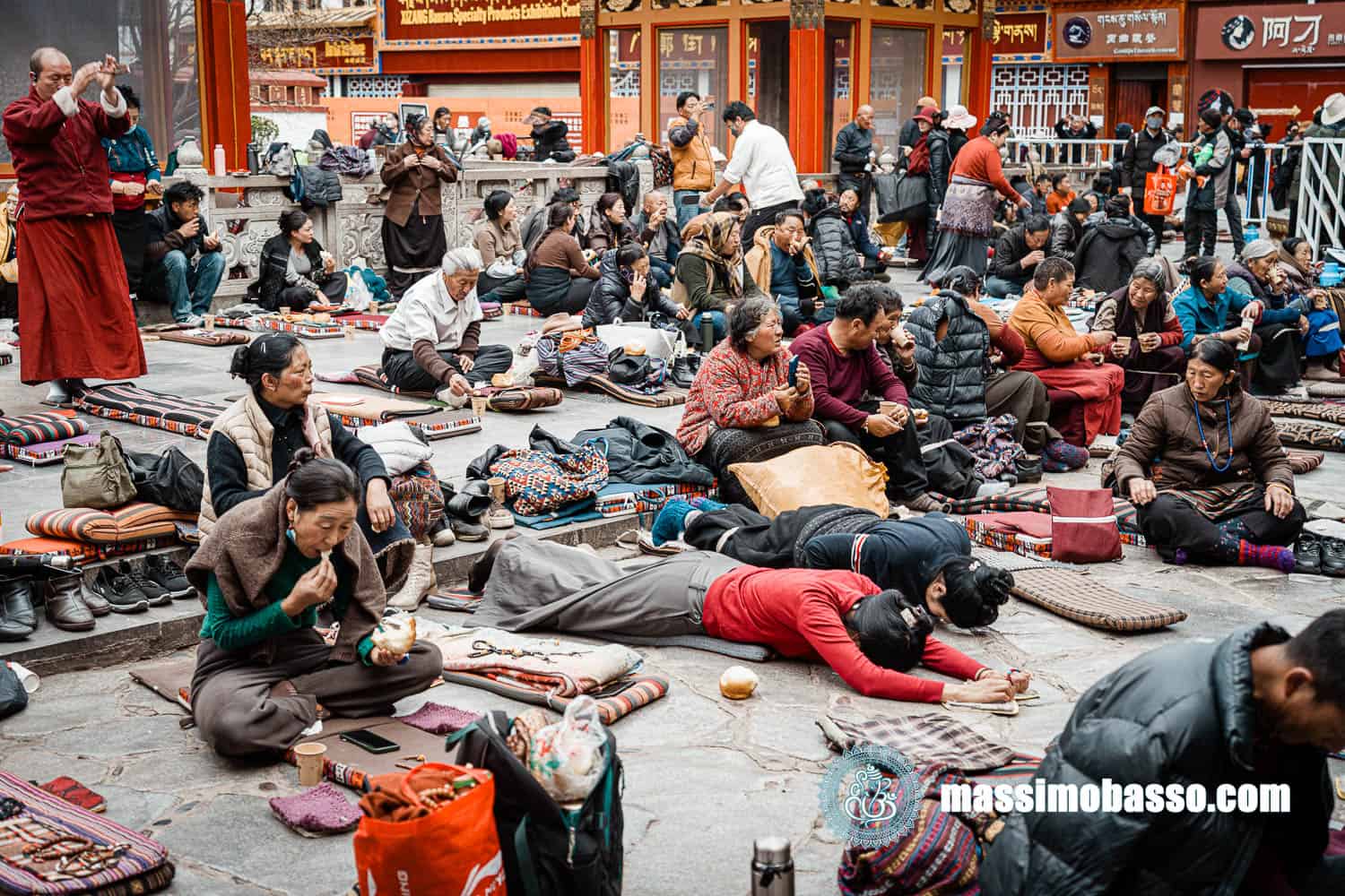 Fedeli in preghiera davanti al monastero Jokhang a Lhasa