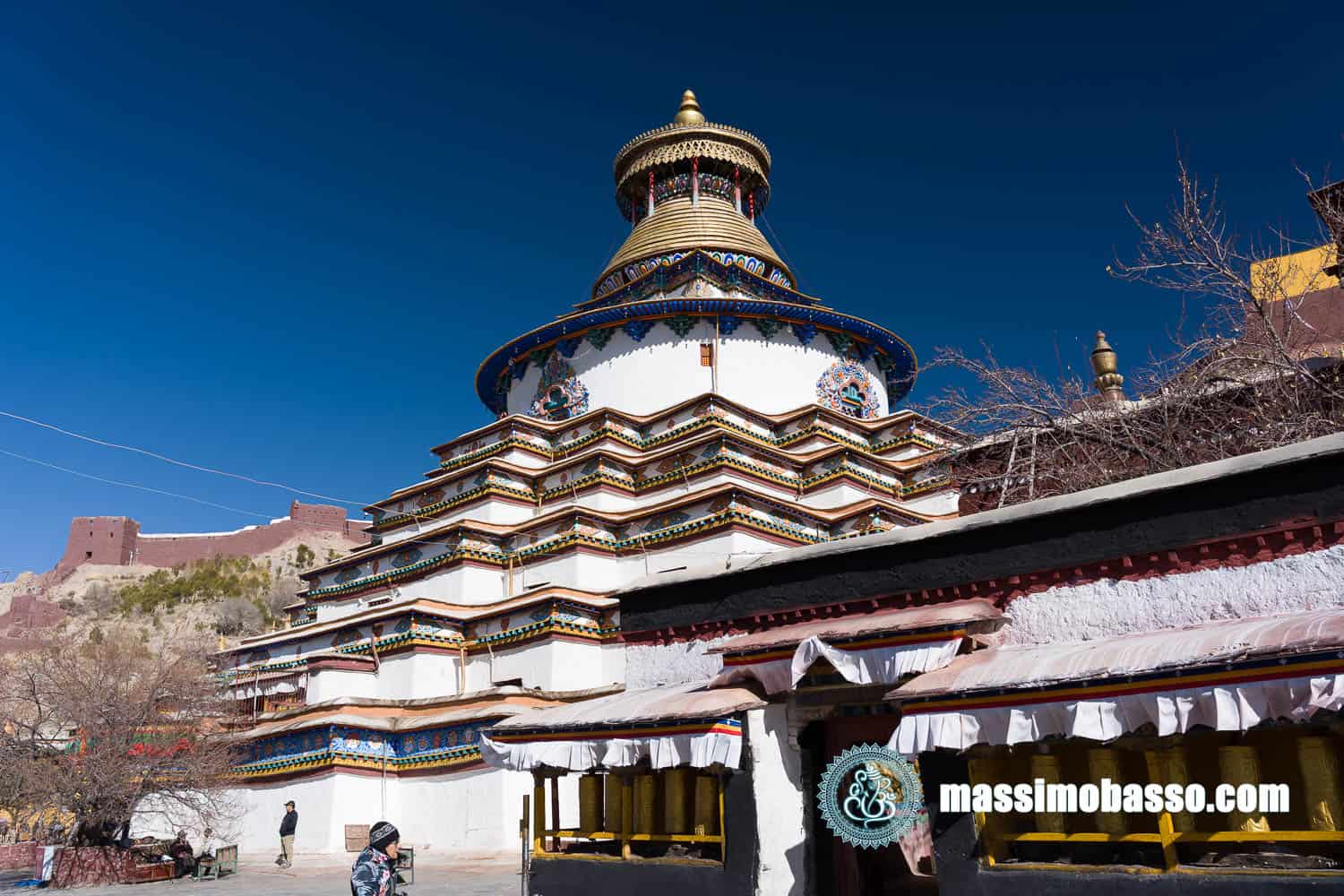 Kumbum in tibetano significa letteralmente Centomila Immagini Sacre