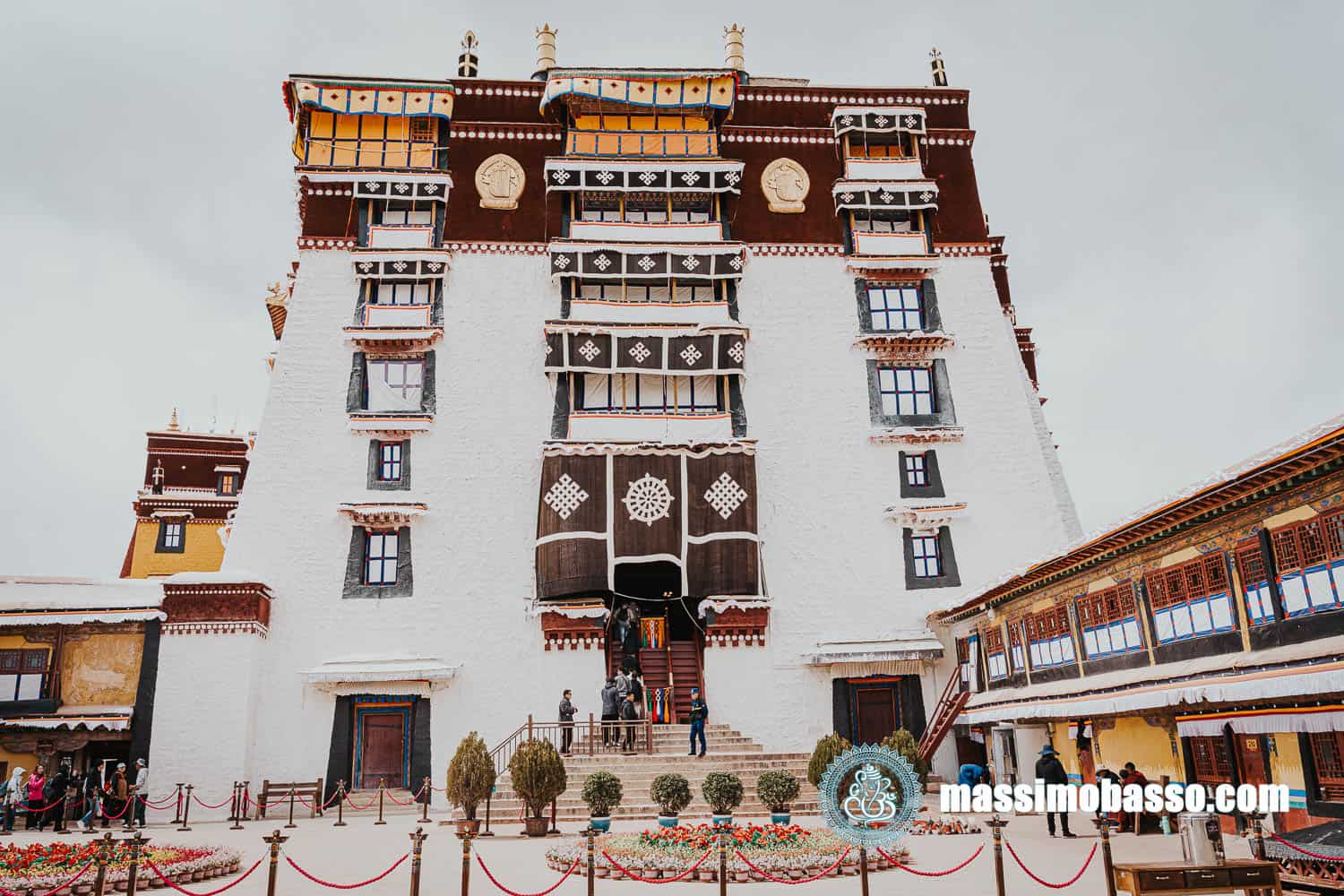 Lhasa - cortile interno del Potala residenza storica del Dalai Lama in Tibet