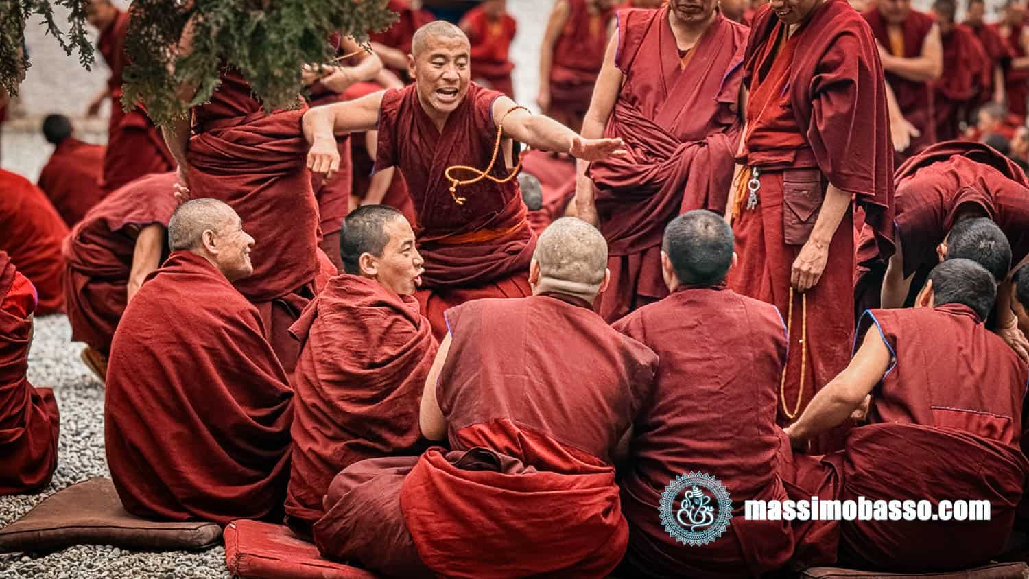 Monaci nel giardino dei dibattiti filosofici al Monastero di Sera - Tibet - Cina