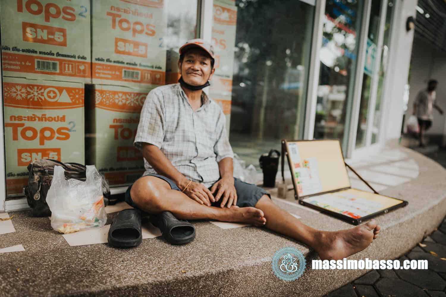 Venditore di biglietti della lotteria fuori dal 7-Eleven in Thailandia