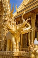 Erawan porta Indra a Wat Pak Nam Jolo a Chachoengsao, Thailandia, un monastero risalente alla fine del periodo di Ayutthaya.