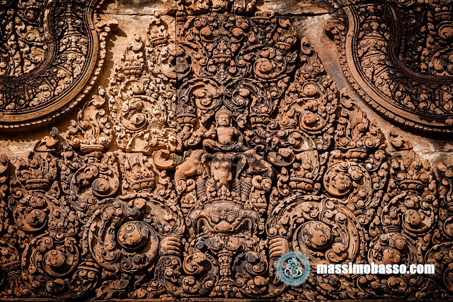 Indra sul suo elefante a tre teste Airavata - Erawan - Portale a Banteay Srei - Cambogia