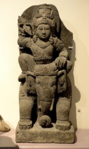 Indra è il deva delle tempeste e della pioggia. È il capo dei "Devas" e il signore di Svargaloka (paradiso nell'induismo). Proveniente da Giava, XI secolo d.C. (National Museum of Scotland, Edimburgo, Regno Unito) - Pubblico Dominio
